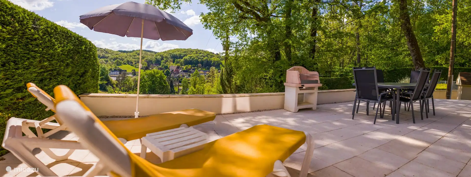 The terrace with a view of the lower Carlux.