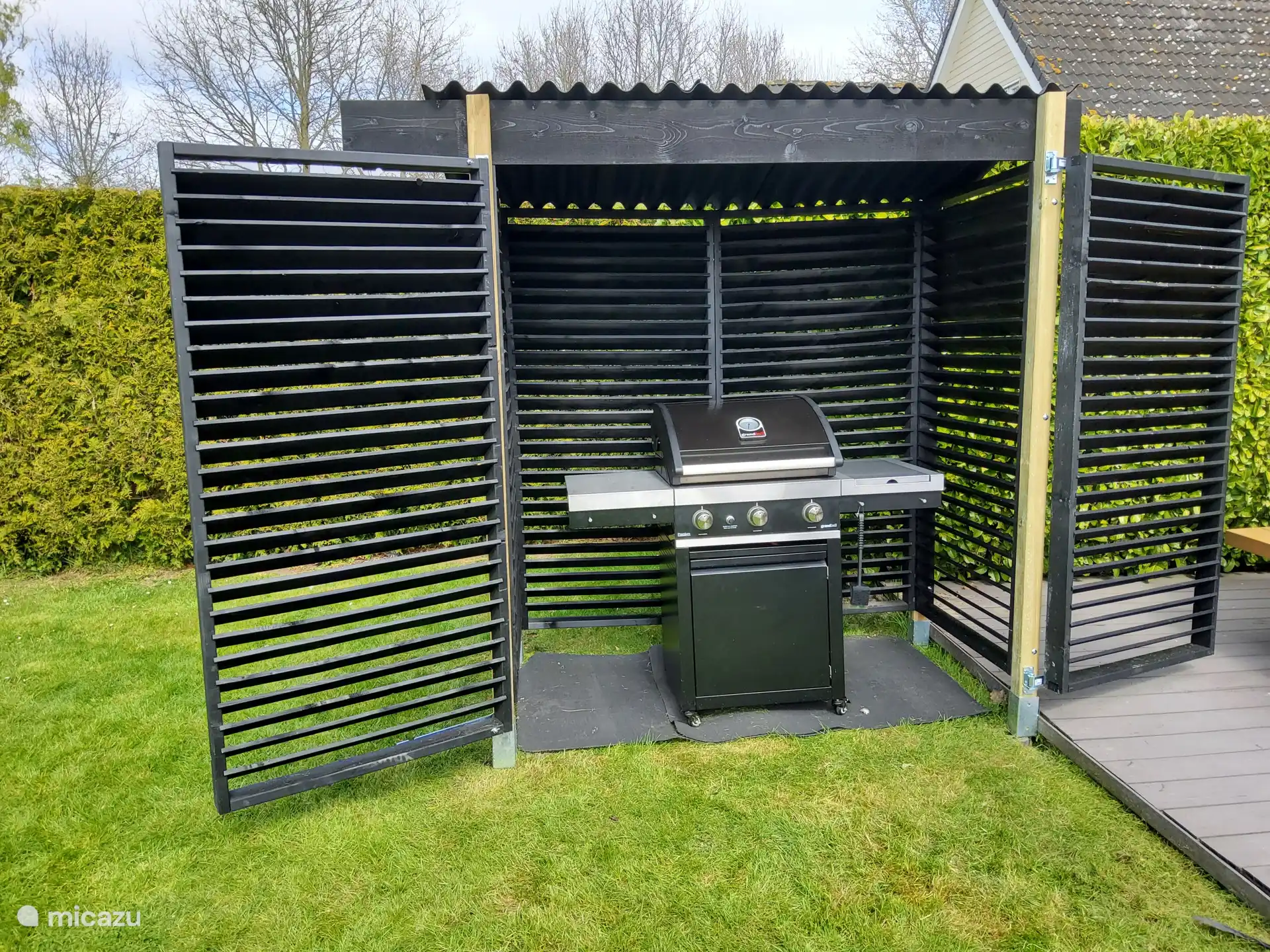 (Gas)Der Grill wartet auf Sie! Nach dem Gebrauch sollten Sie es vollständig reinigen.
Gasflasche vorhanden.