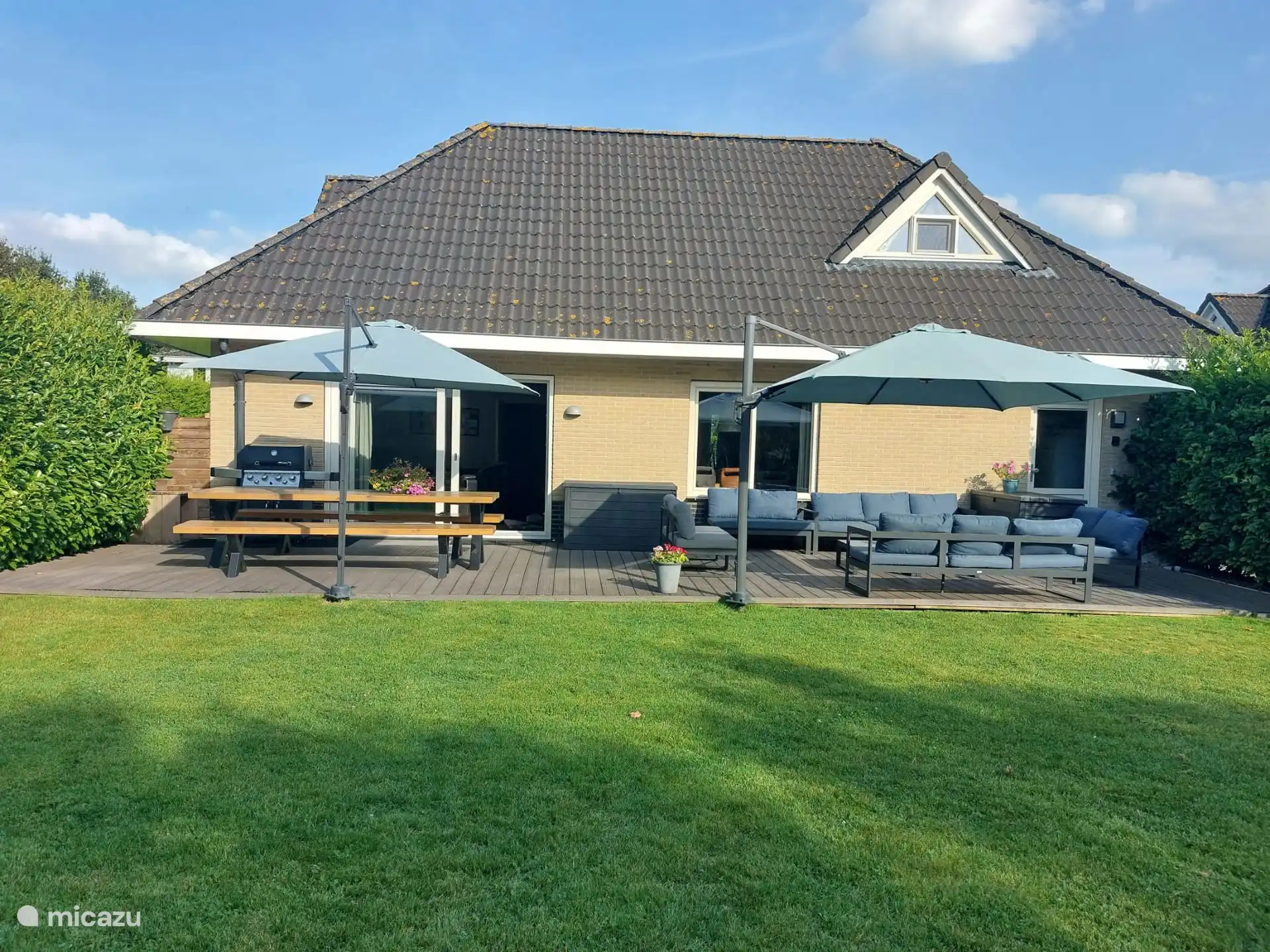 Terras met grote parasols