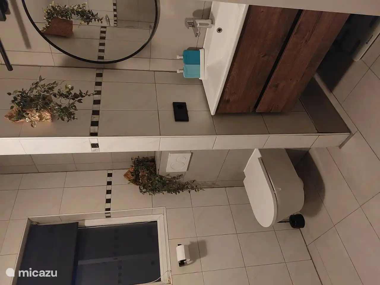 Badezimmer im Erdgeschoss mit Waschbecken, Toilette und ebenerdiger Dusche