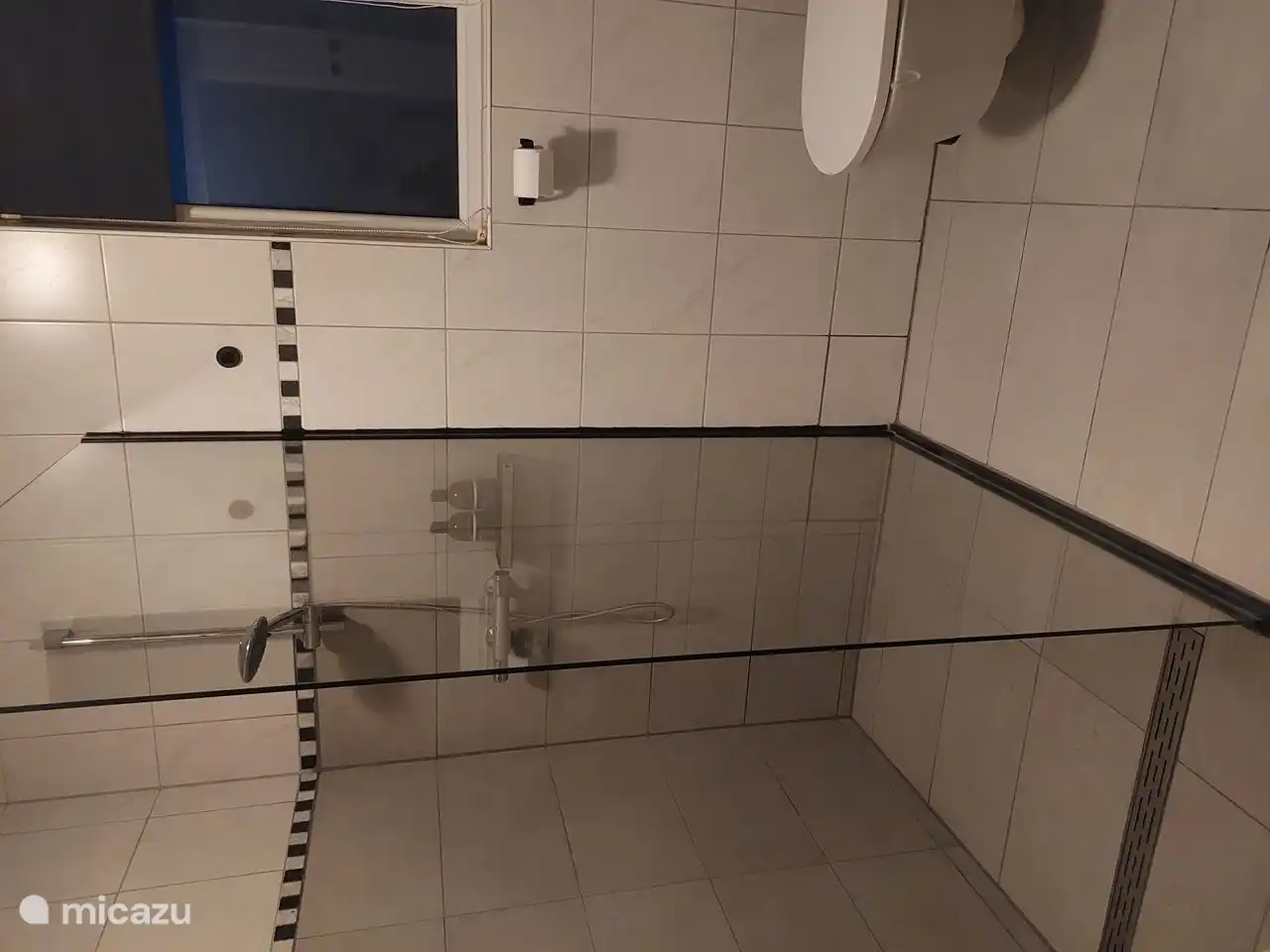 Badezimmer im Erdgeschoss mit Waschbecken, Toilette und ebenerdiger Dusche