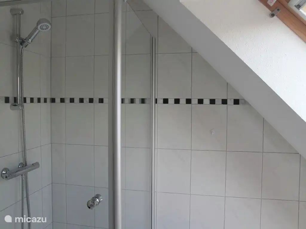 Dusche und zwei Waschbecken Badezimmer im Obergeschoss