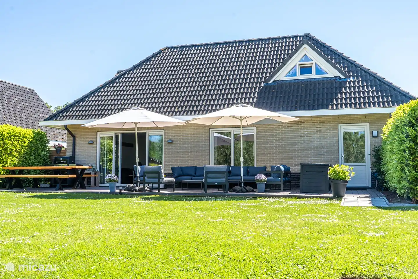 Große Terrasse mit Garten