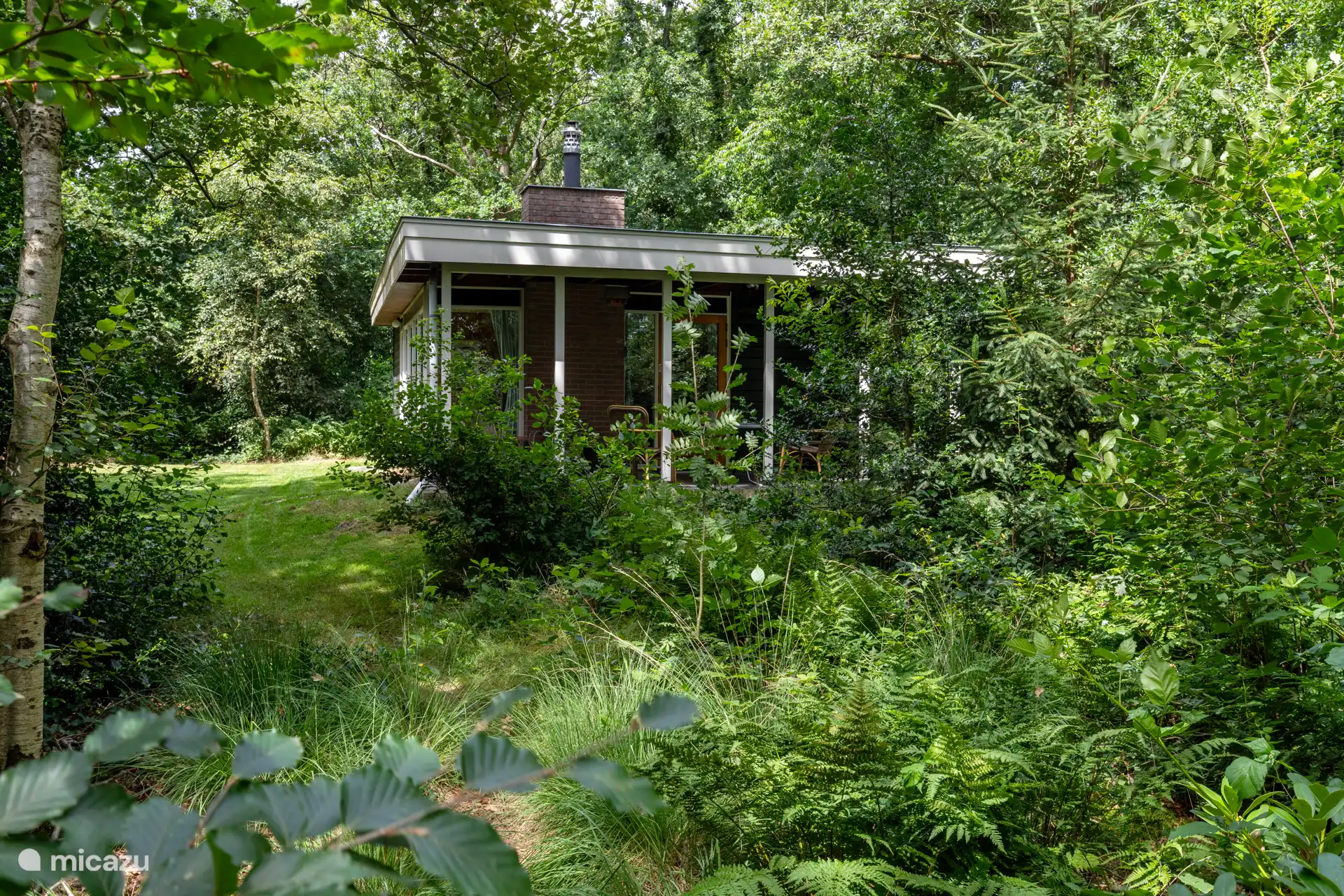 Vorderansicht des Hauses. Viel Land rund um das Wohnzimmer und viel Privatsphäre