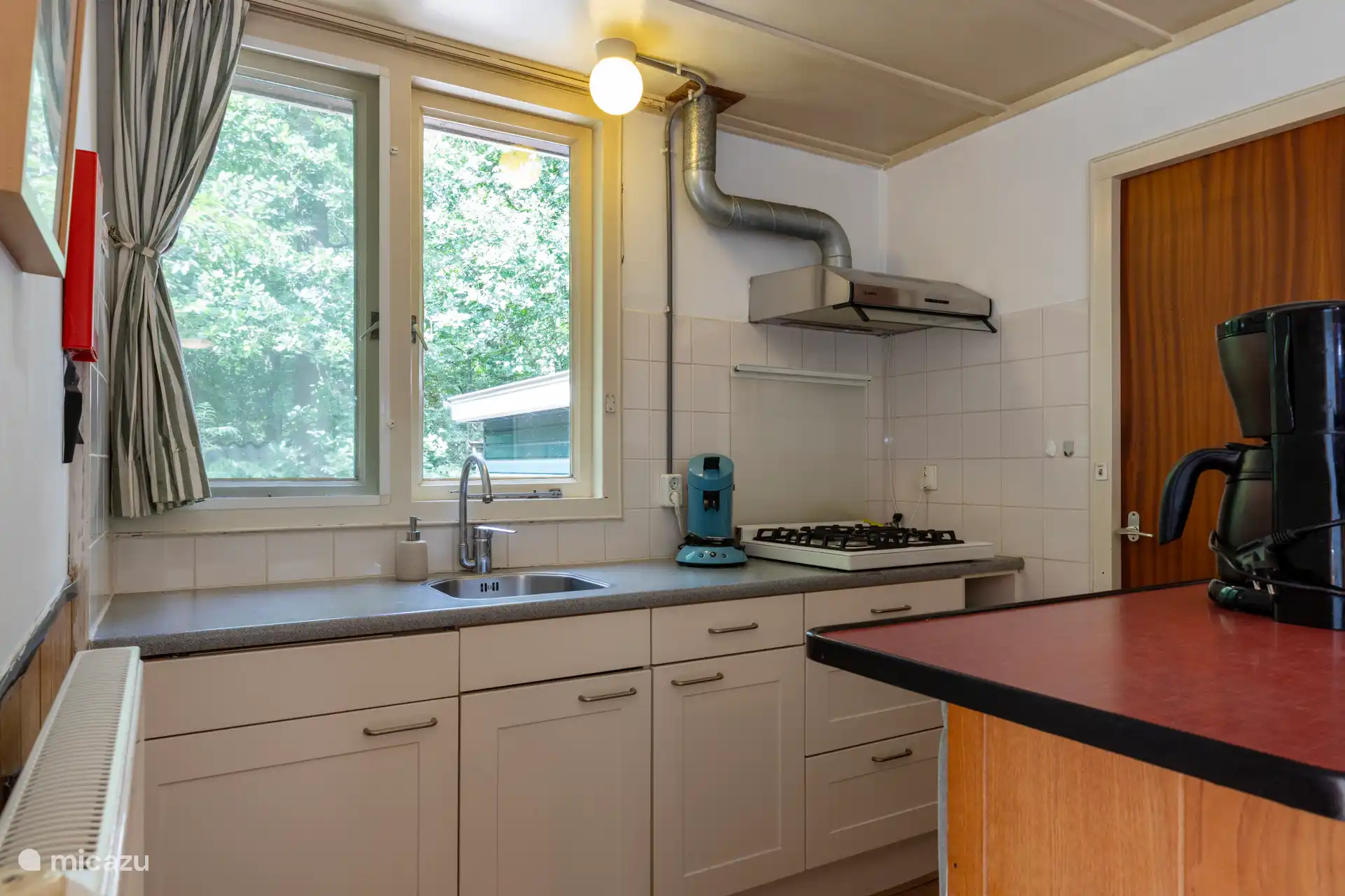 Altmodische gemütliche Küche. Den Abwasch selbst machen