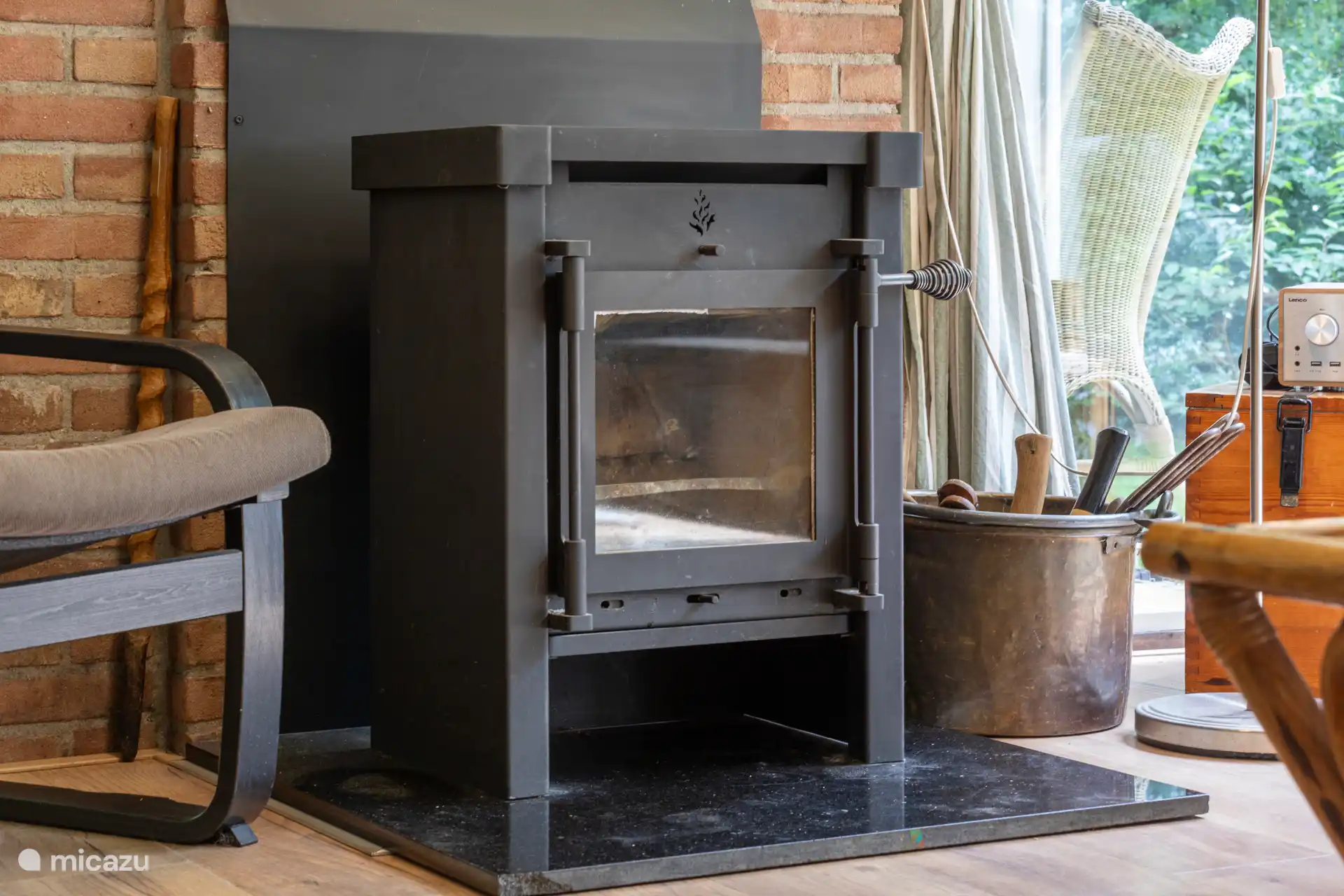 Holzofen und lesen Sie die Anleitung vor Gebrauch sorgfältig durch