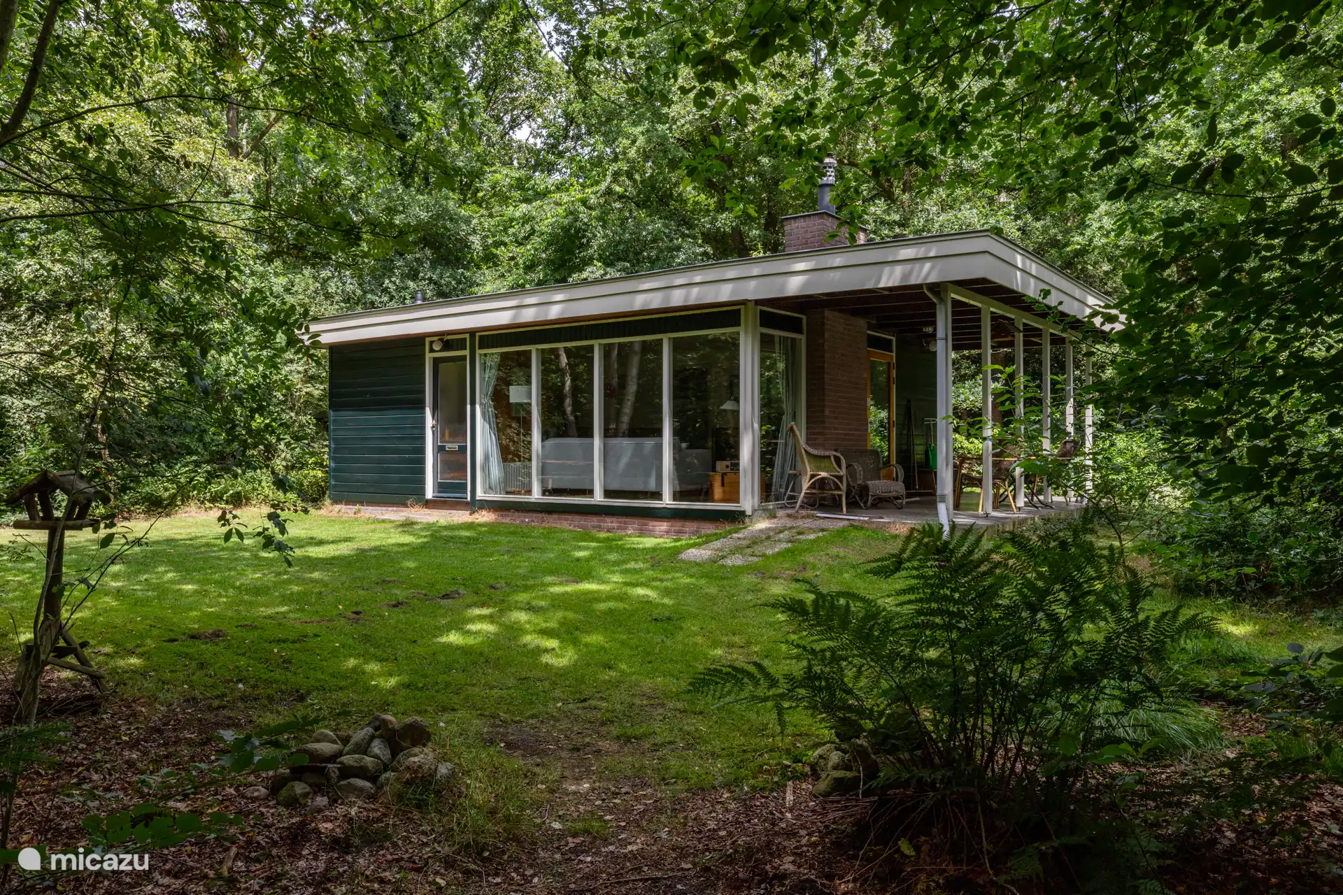 Garten mit Liegestühlen und normalen Stühlen