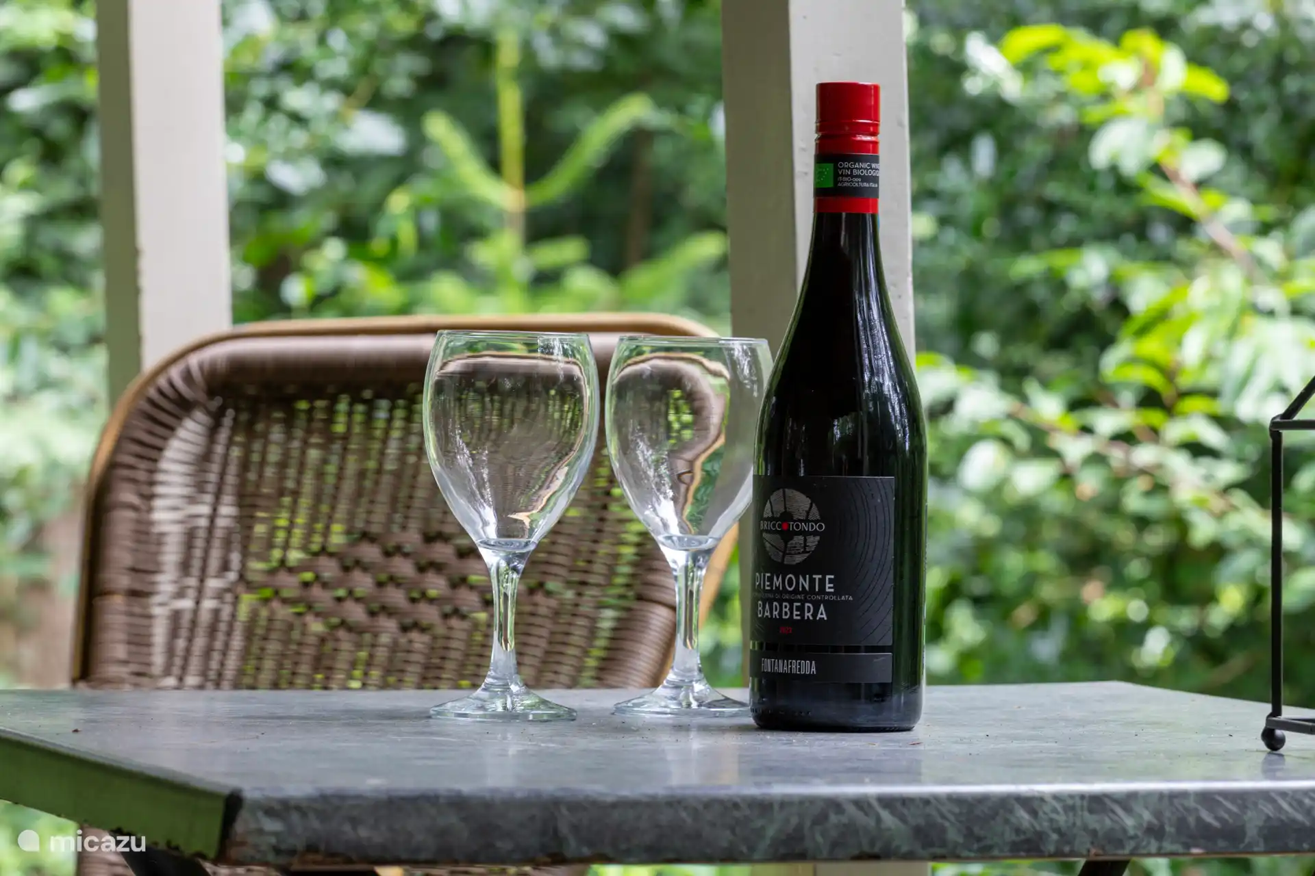 Speisen und Getränke im Innenbereich im Freien