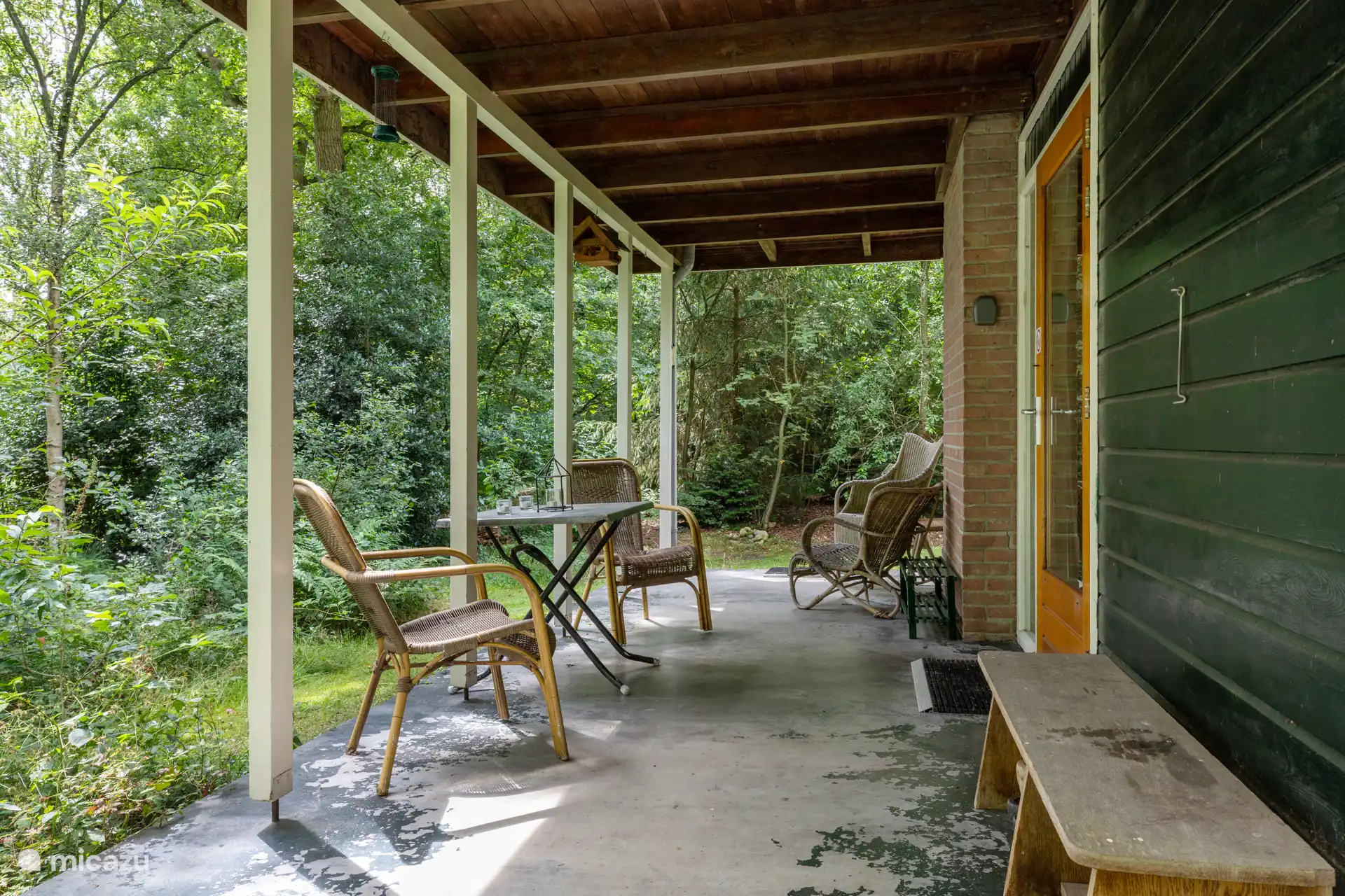 Gemütliche Veranda mit viel überdachtem Platz