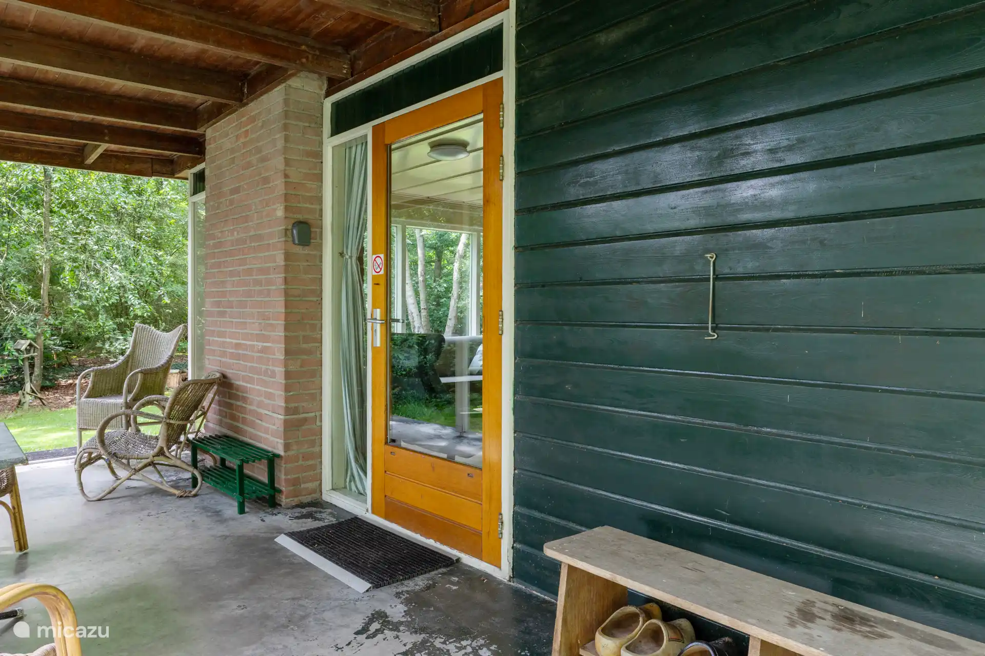 Schöne Veranda. Auch bei Regen die Natur im Freien genießen