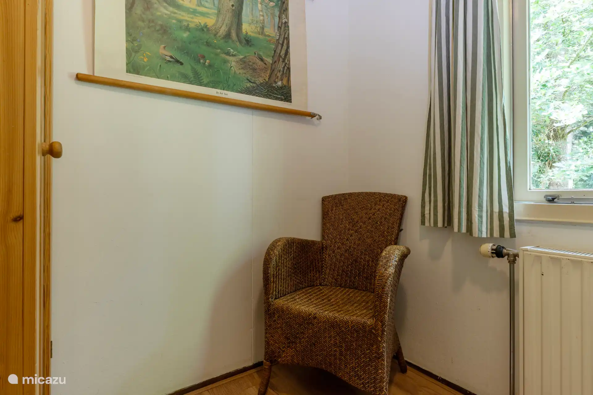 3. Schlafzimmer mit Stuhl