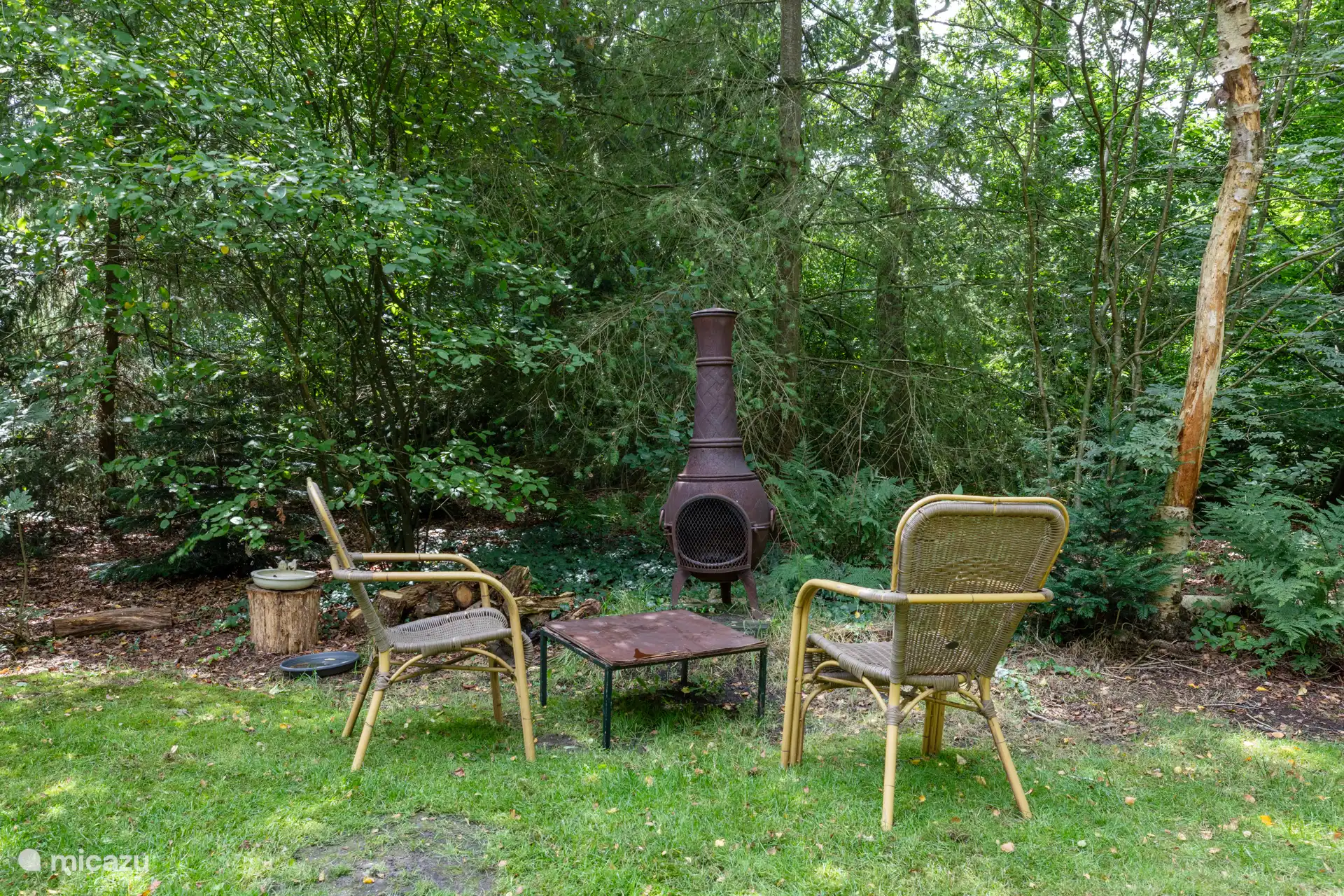 Setzen Sie sich an den Terrassenofen. Hinweis: Nicht bei trockenem Wetter verwenden