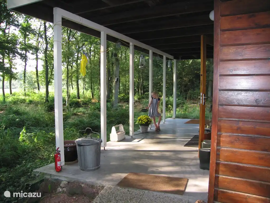 Dank der Veranda kann man draußen im regnerischen Wetter zu sitzen, genießen die Ruhe und Natur.