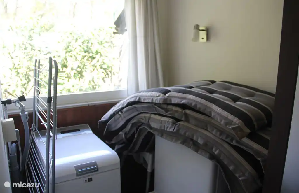 dritte (Bett) Zimmer mit Garderobe, Trockner und Tiefkühltruhe