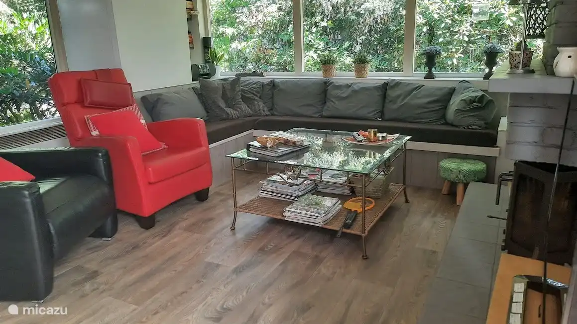 Sitzecke mit Spielnische links vom Sofa