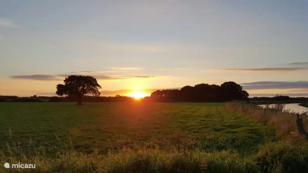 Sonnenuntergang am Fluss Vecht, wo man in schwimmen, Angeln und Kanufahren kan