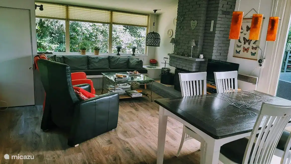 Blick in das gemütliche Wohnzimmer mit Holzofen