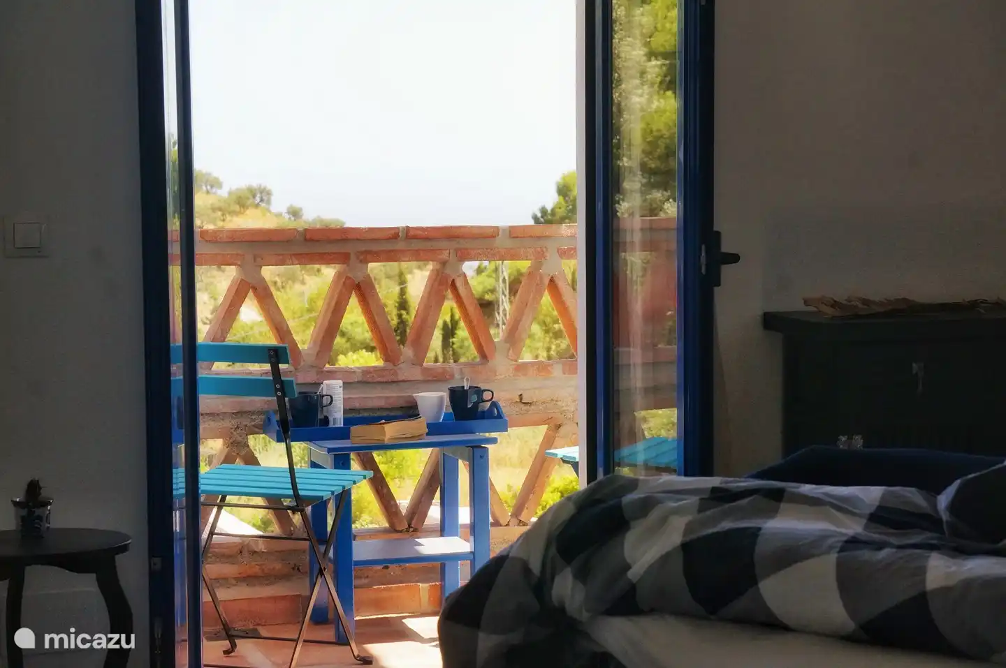 La journée commence par un thé sur le balcon - en pyjama bien sûr !