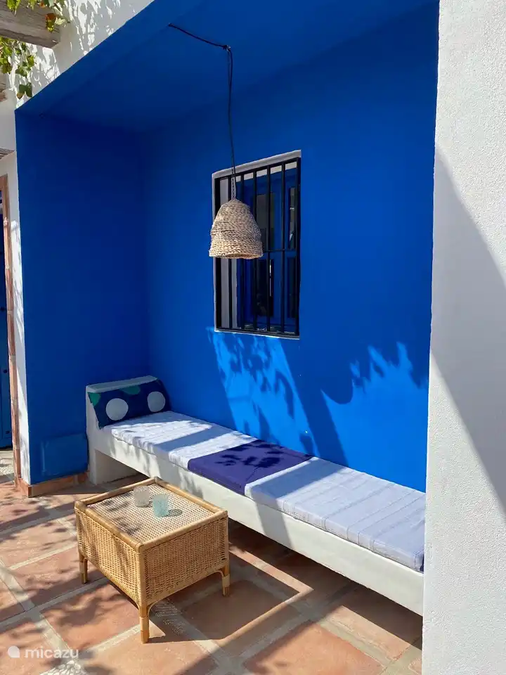 La niche à côté de la porte d'entrée attend un lecteur avec un bon livre