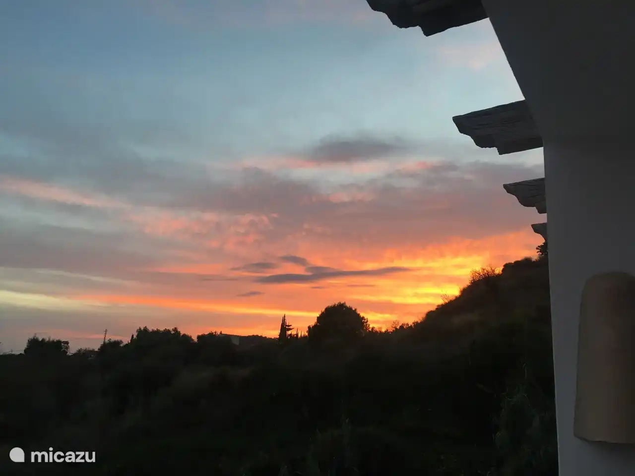 le soleil couchant peint le ciel