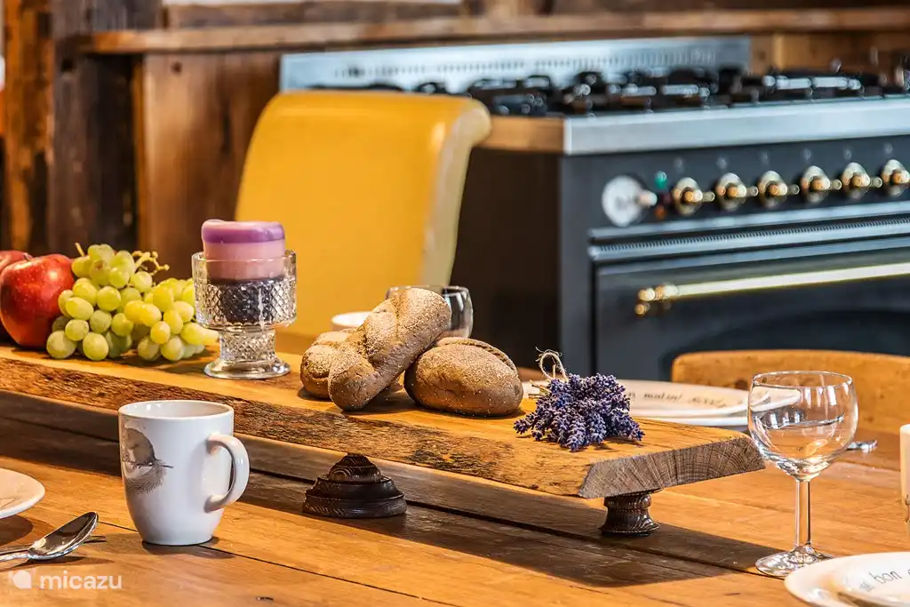 Küche mit 6-Flammen-Boretti und Backofen. Wenn Sie ausgiebig kochen, backen und kochen mögen, dann werden Sie es sehr genießen. Wenn Sie mit Freunden kochen möchten, ist das auch kein Problem. Es gibt viel Platz, um gemeinsam ein schönes Essen zuzubereiten, man kommt sich nicht in die Quere.