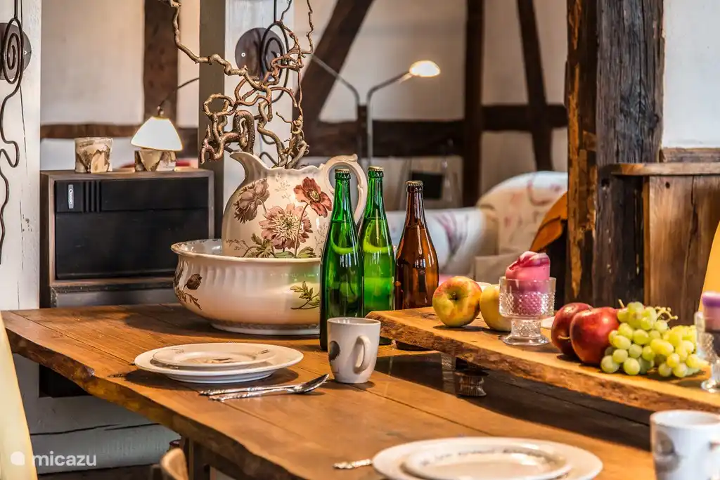 Der Küchentisch. Decken Sie den Tisch schön, präsentieren Sie Ihr Festmahl auf diesem ländlichen Panbrett, der Genuss kann beginnen! Auf diesem Bild ist deutlich zu erkennen, dass es sich bei dem Haus um ein Fachwerkhaus handelt. Alle verrückten Deckschichten im Laufe der Jahre wurden entfernt und jetzt mit traditionellem Lehm veredelt. 