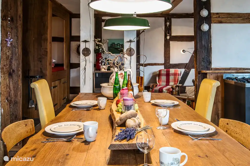 Der Küchentisch mit Blick auf das Wohnzimmer. Hinten links auf dem Foto sehen Sie das 2-Personen-Boxbett. Unter dem Boxbett befindet sich ein Fernseher, der mit DVDs oder Internet genutzt werden kann.