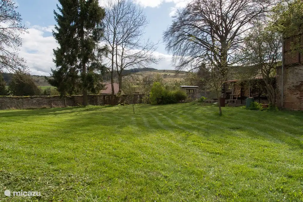 Der Garten mit Blick auf die Berge. Im Garten gibt es mehrere Obstbäume, Apfel-, Birnen-, Pflaumen- und Kirschbäume. Wenn es reife Früchte gibt, können Sie diesen köstlichen Snack genießen. Genügend Platz in der Sonne oder im Schatten, um den ganzen Tag draußen zu sein, mit einem Buch oder einem Spiel.
