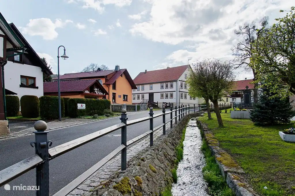 Unsere Straße, wenn Sie in das Dorf hineinfahren, mit schönen charakteristischen alten Häusern. Das Haus liegt gegenüber der Kirche, wo im Frühling und Frühsommer die Turmfalken ein- und ausfliegen.