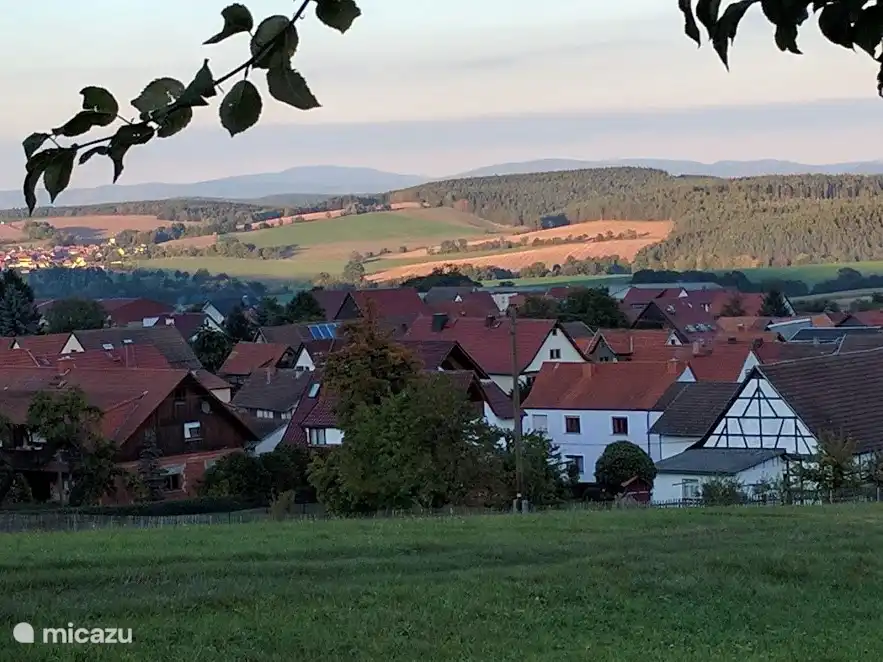 Überblick über Humpfershausen, rund um seine vielen Wander- und Mountainbike-Strecken. Offene Flächen sind mit dichten Wäldern durchsetzt, mit ständig wechselnden Aussichten. Darüber hinaus ist das Dorf ein hervorragender Ausgangspunkt für den Besuch von Städten wie Meiningen, Schmalkalden, Erfurt, Eisenach oder Weimar.