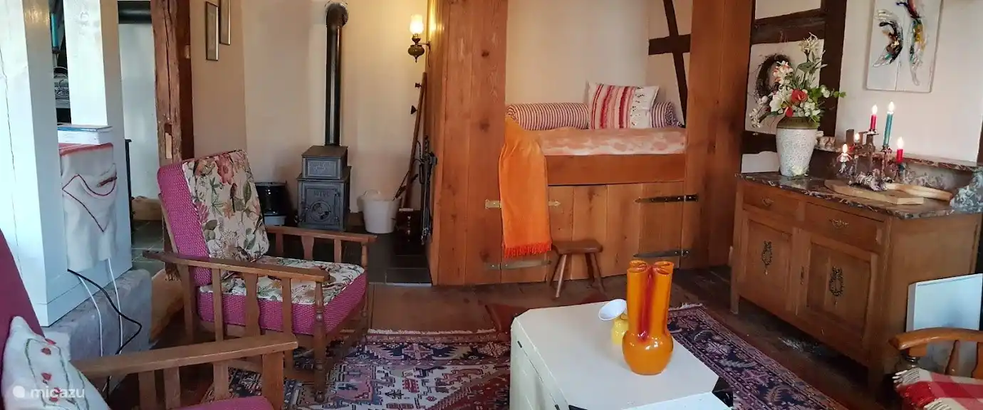Im Wohnzimmer befindet sich ein altmodisches Kastenbett, das mit einer Matratze ausgestattet ist, so dass es wirklich für 2 Personen zum Schlafen genutzt werden kann. Auch ein schöner Ort zum Entspannen nach einem langen Spaziergang oder an einem kalten Tag. Darunter befindet sich der Fernseher zum Anschauen von DVDs oder Filmen über das Internet.