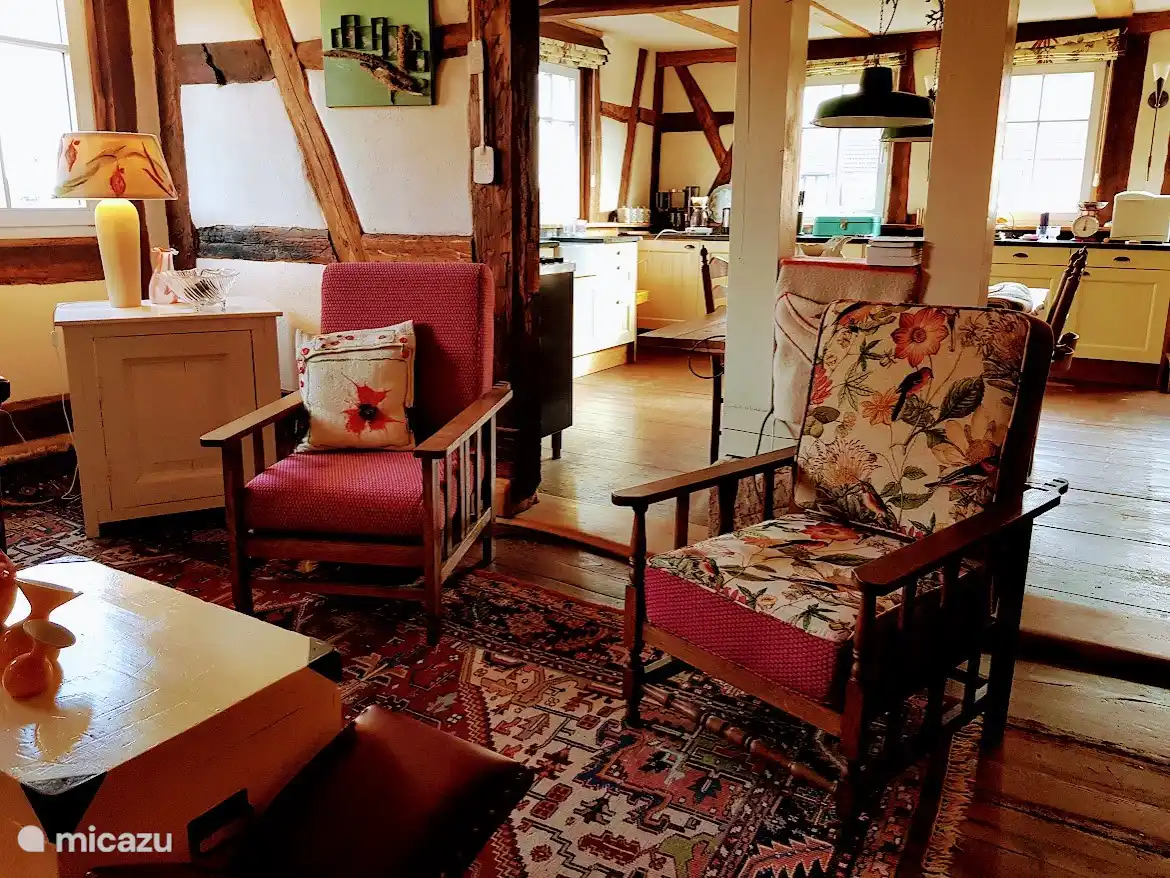 Das Wohnzimmer mit Blick auf die Küche. Ein gemütliches Plätzchen zum Sitzen am Abend. Unterhalten Sie sich nett, entspannen Sie sich bei einem Buch oder genießen Sie gemeinsam einen Film.