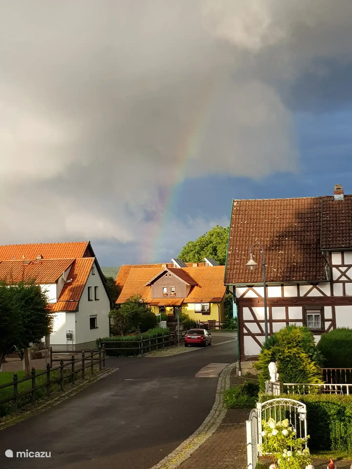 Das Wetter kann nicht immer sonnig sein. Manchmal zeigt sich der Regenbogen in einer Kombination aus Regen, dunklem Himmel und etwas Sonnenschein.