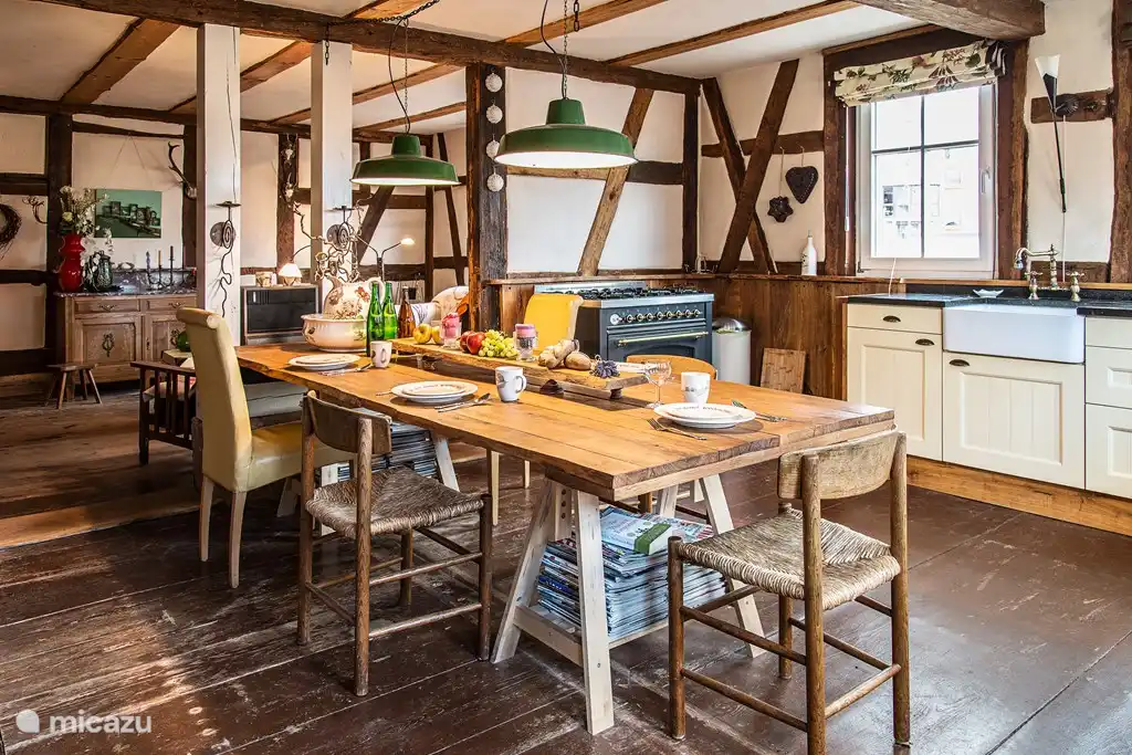 Die große Küche mit einem großen Tisch und Blick auf das Wohnzimmer. Die Küche ist komplett ausgestattet. Leckeres Kochen, Backen, Brot backen, Kaffeemaschine, es gibt alles. Und mit Familie oder Freunden am Tisch, dem gemütlichsten Ort im Haus zum Essen oder für ein Brettspiel.