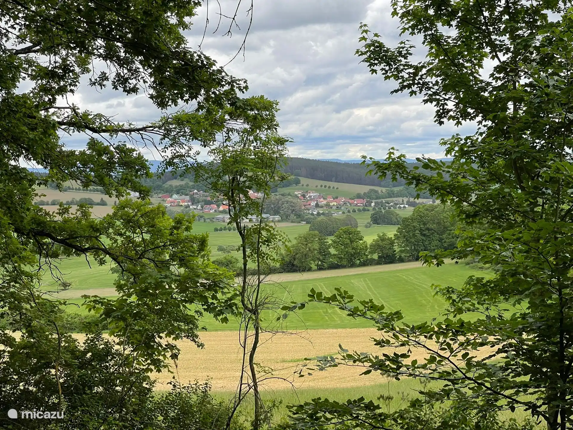 Die Aussichten während der Spaziergänge. Dieser Teil Thüringens grenzt an den Thüringer Wald und zeichnet sich durch den Panoramablick in Kombination mit Wald aus. Für Naturliebhaber gibt es hier viel zu genießen.