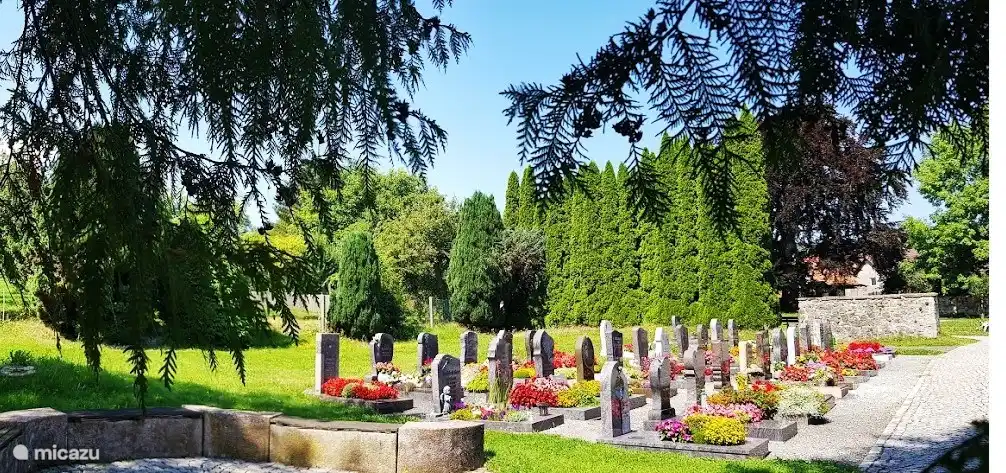 Der Friedhof hinter dem Haus und neben dem Obstgarten. Der bunteste und gepflegteste Ort im Dorf.