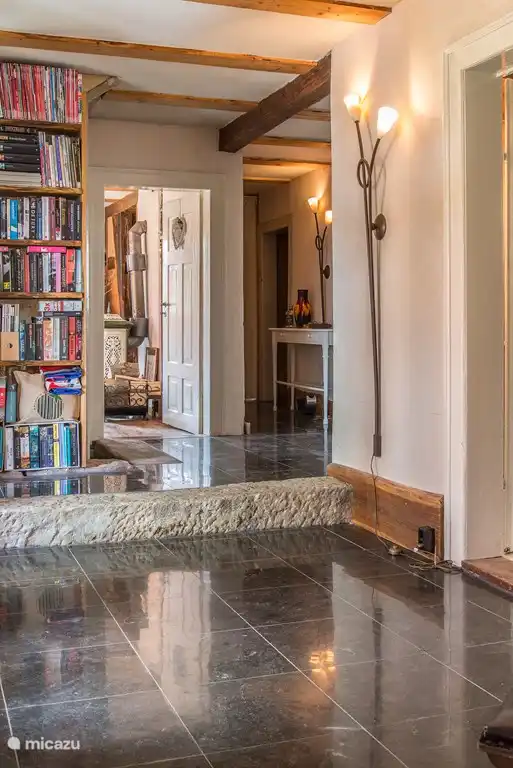 Alle Zimmer sind vom geräumigen Flur aus zugänglich, und es gibt ein großes Bücherregal und einen DVD-Schrank. Neben einer Auswahl an Lesebüchern gibt es auch Zeitschriften und verschiedene Vogelbücher.