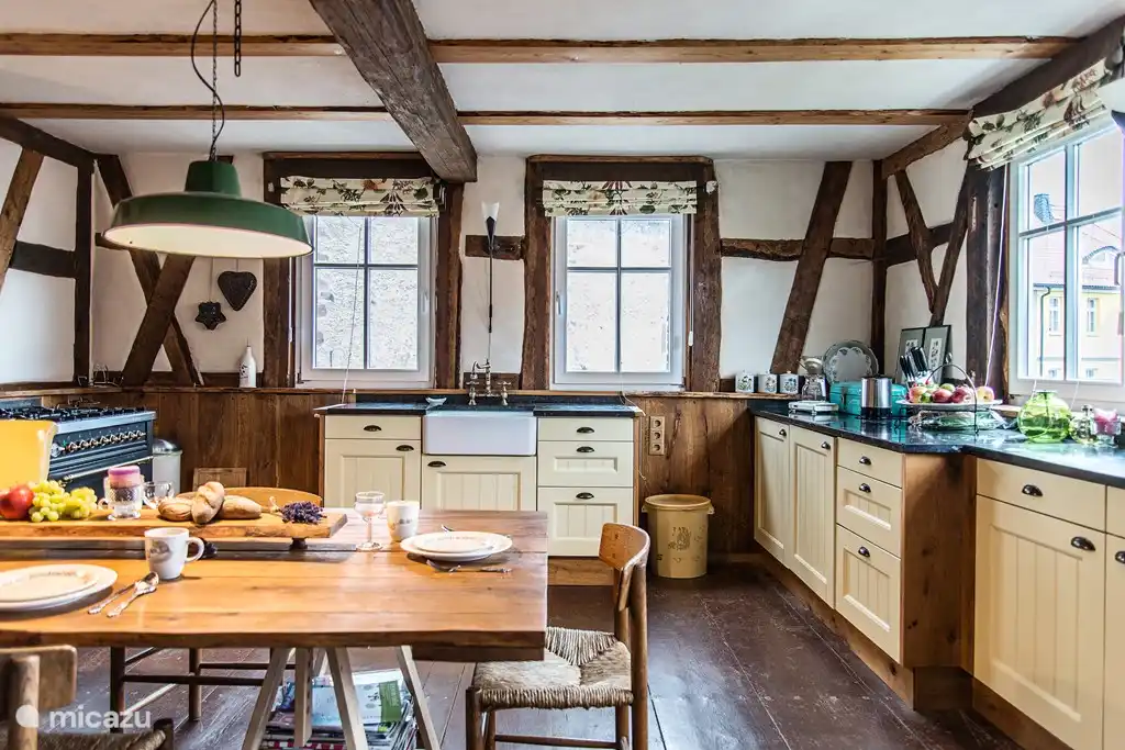 Die Wohnküche, ausgestattet mit allem, was zum Backen und Braten benötigt wird. Hier gibt es auch einen großen Kühl- und Gefrierschrank, so dass Sie sich für mehrere Tage mit Lebensmitteln eindecken können. Nach dem Abendessen unterhalten wir uns noch beim Abwasch, die Spülmaschine fehlt.