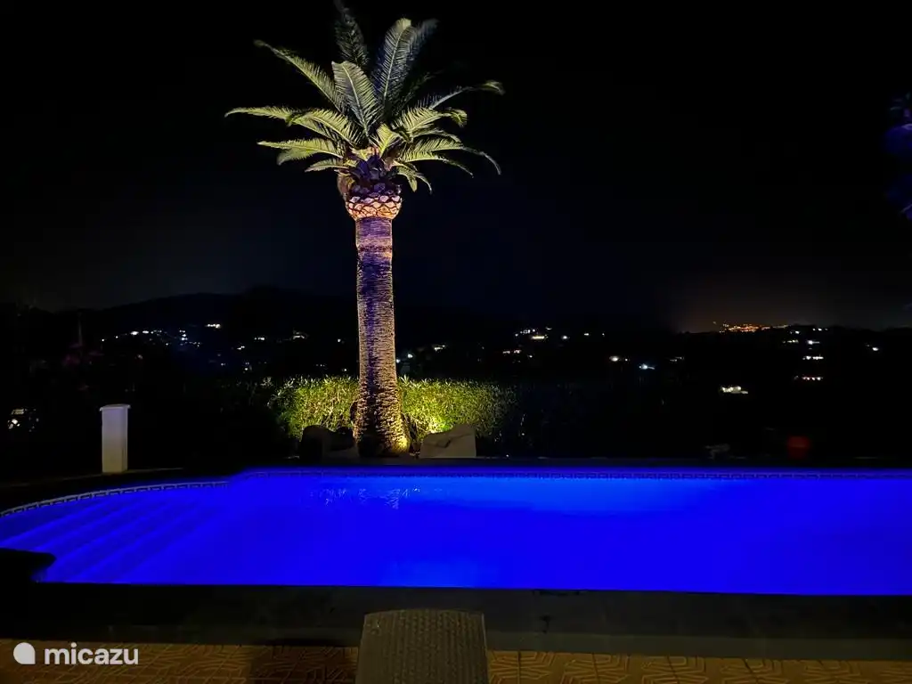 Piscina bellamente iluminada