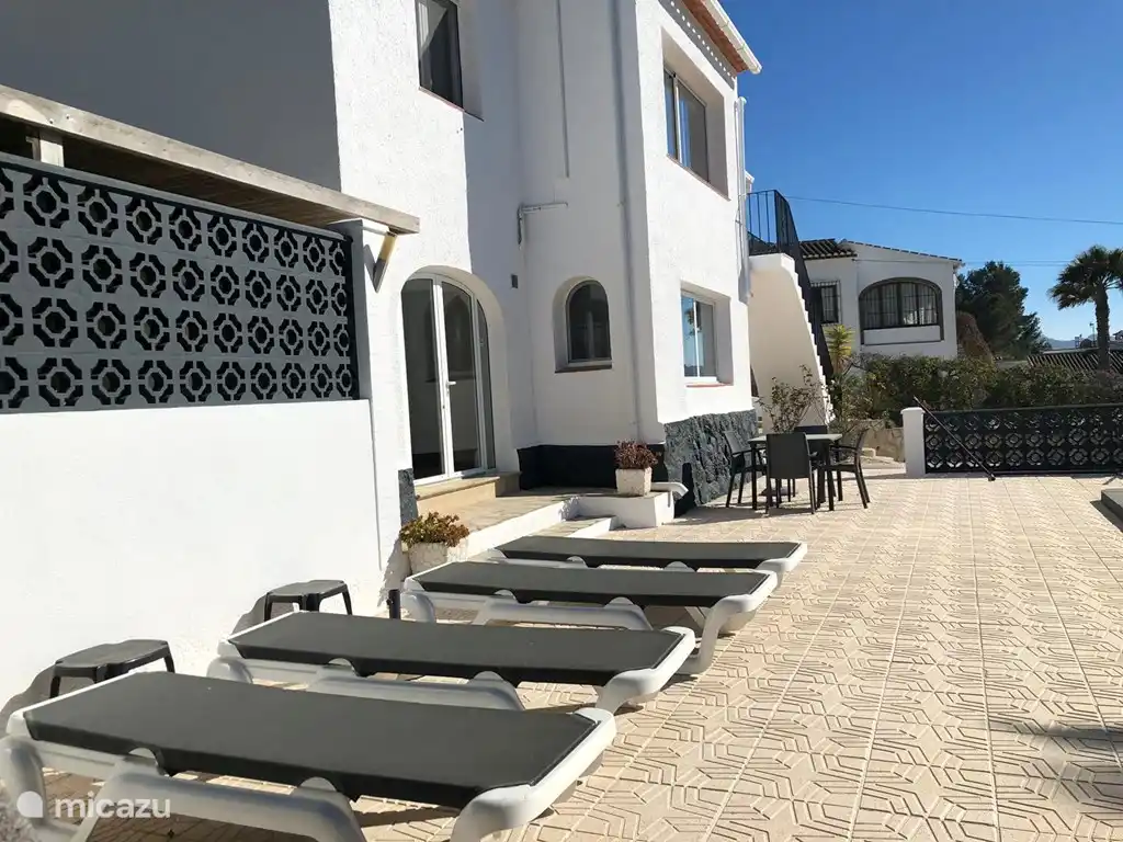 Terraza con tumbonas