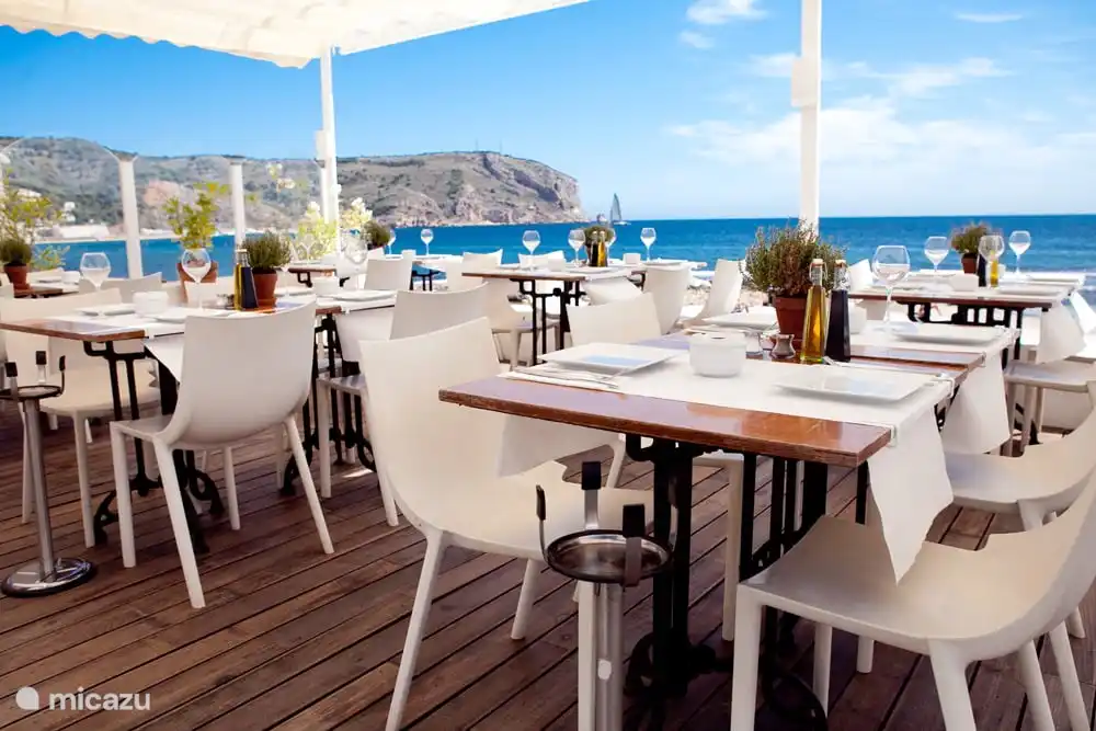 La Siesta es ideal para almorzar o tomar una copa. En la carretera de la costa. 