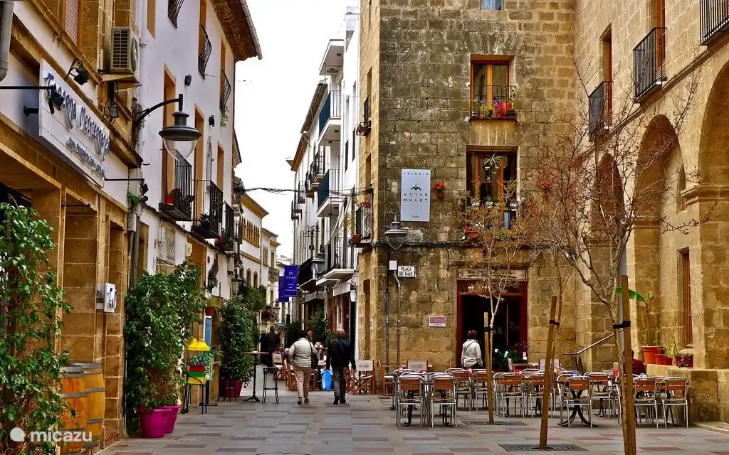 Casco antiguo muy agradable para pasear, y un bonito Foodhal. 