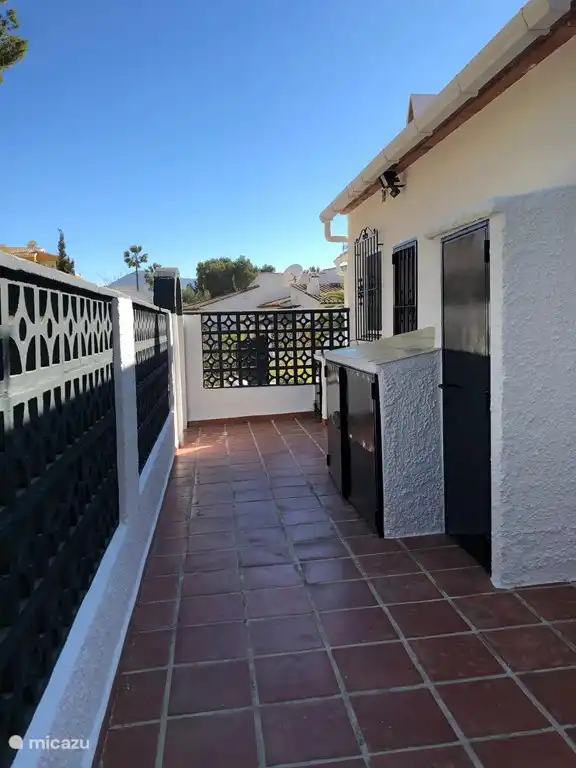 Parte trasera de la casa donde se encuentran la lavadora y secadora.