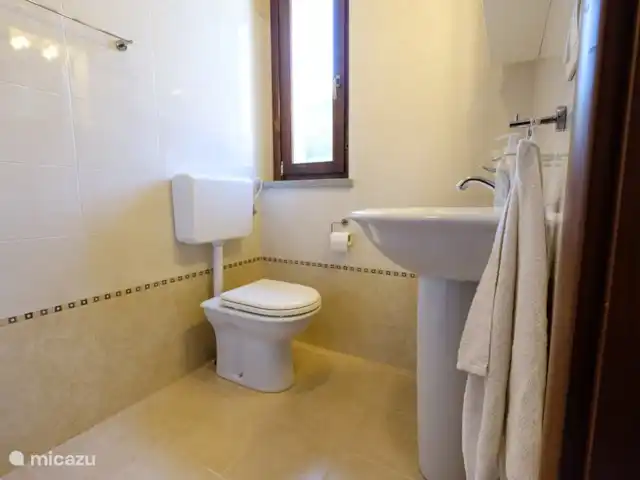 geschakelde woning huren in Italië, Umbrië, Tuoro sul Trasimeno – Casa Trasimeno         Badkamer begane grond.