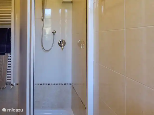 geschakelde woning huren in Italië, Umbrië, Tuoro sul Trasimeno – Casa Trasimeno Douche op badkamer begane grond.
