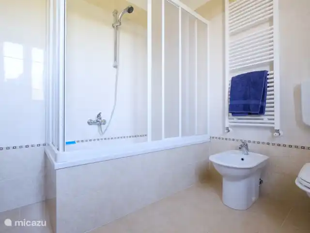 geschakelde woning huren in Italië, Umbrië, Tuoro sul Trasimeno – Casa Trasimeno         Bad op badkamer boven.