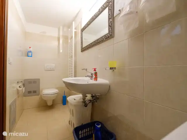 geschakelde woning huren in Italië, Umbrië, Tuoro sul Trasimeno – Casa Trasimeno     Badkamer beneden.