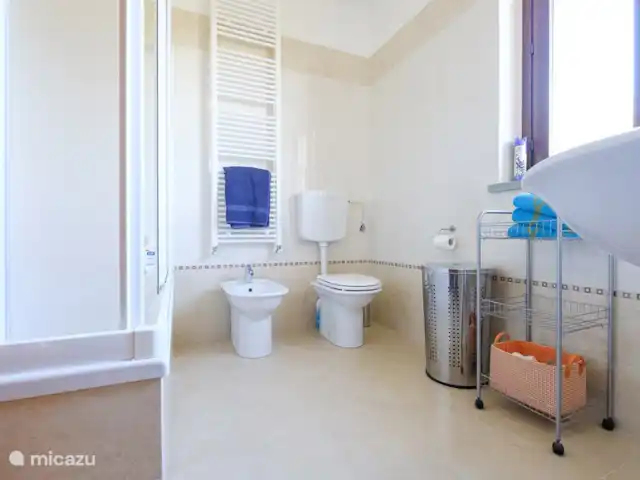 geschakelde woning huren in Italië, Umbrië, Tuoro sul Trasimeno – Casa Trasimeno             Badkamer boven