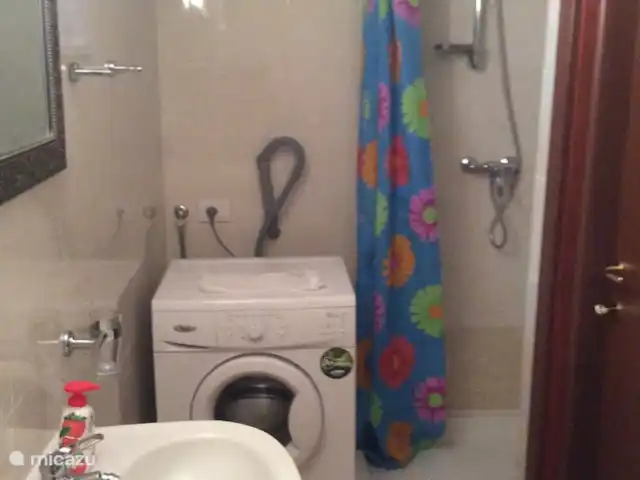 geschakelde woning huren in Italië, Umbrië, Tuoro sul Trasimeno – Casa Trasimeno            Badkamer beneden.