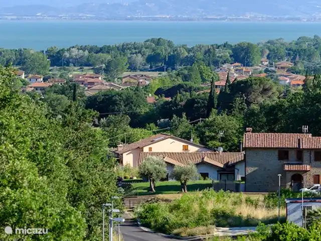 geschakelde woning huren in Italië, Umbrië, Tuoro sul Trasimeno – Casa Trasimeno Vanaf onze straat uitzicht op Castiglione del Lago.